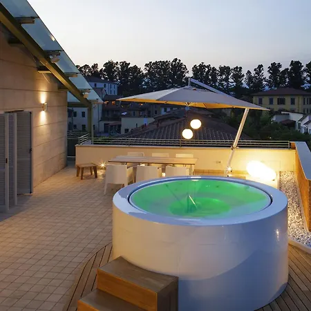 In With Jacuzzi And Terrace Lucca